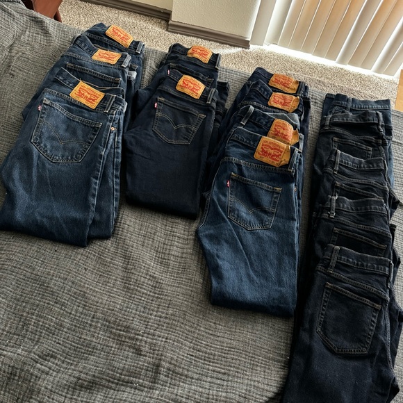 14 pairs of men’s Levi’s and J. Crew jeans. Various sizes excellent condition.